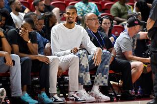 Es una estrella de la NBA, se lesionó un hombro e hizo kung-fu en China, donde se convirtió en monje