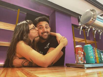 Víctor y Dana, las caras de Burger Couple (Foto: Instagram @locopinia)