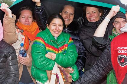 Victoria Aldanondo, la novia de Polito Pieres, se enfundó en una campera con el color de La Natividad para alentar a su amor.