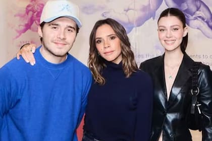 Victoria Beckham, años atrás, junto a su hijo Brooklyn y su nuera, la modelo Nicola Peltz