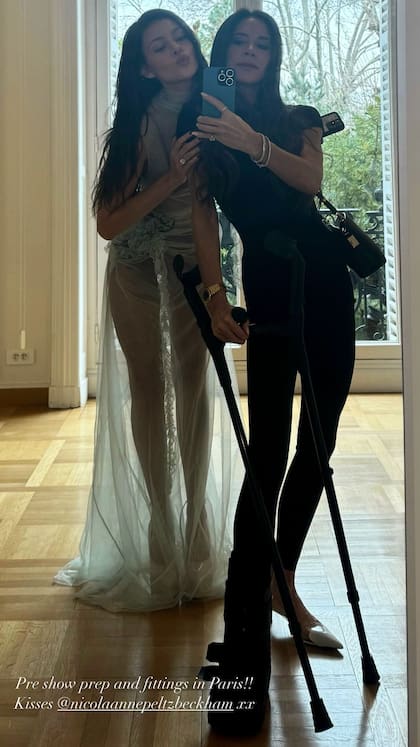 Victoria Beckham en su atelier en París, se prepara para el desfile de esta semana