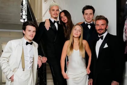 Victoria Beckham junto a su marido y sus hijos