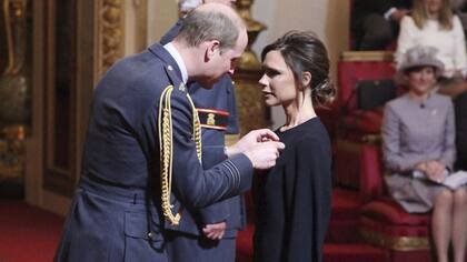 Victoria Beckham recibió la Orden del Imperio Británico de manos del príncipe Guillermo