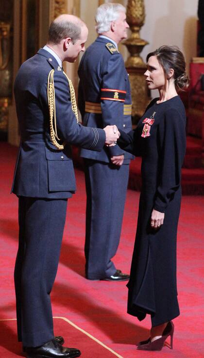 Victoria Beckham recibió la Orden del Imperio Británico de manos del príncipe Guillermo