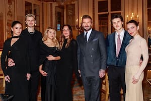 Victoria Beckham fue condecorada en París en medio de la guerra total con su hijo Brooklyn