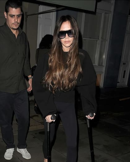 Victoria Beckham se llevó miles de elogios por lucir a la moda sus muletas