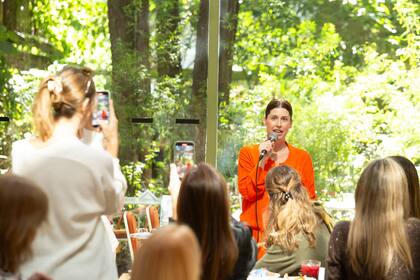 Victoria Blaquier agradeciéndole a sus 30 invitadas por estar presentes en uno de los días más importantes de su carrera.