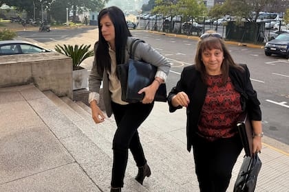 Victoria Cancio y su madre Graciela Molina, llegan a los tribunales de Comodoro Py para declarar en la causa por el préstamo de cien mil dólares a Manuel Adorni