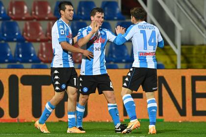 Los jugadores de Napoli celebran un gol en el 4-0 a Crotone con una camiseta de diseño similar al del seleccionado argentino