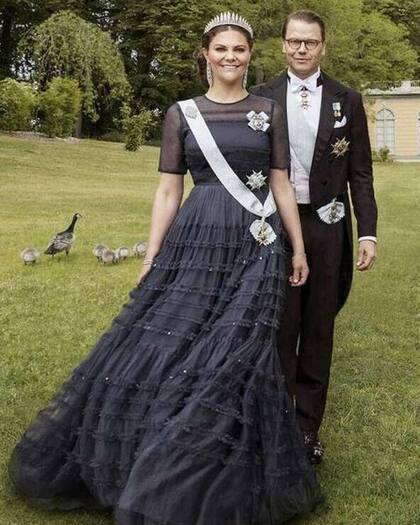 Victoria de Suecia lo usó por primera vez  cuando celebró el décimo aniversario de bodas con Daniel Westling (Crédito: Instagram/favourite_royal_fashion)