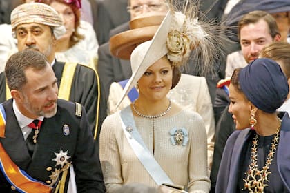 Victoria de Suecia, rodeada por el por entonces príncipe Felipe de España y Sheikha Moza, de Qatar. Para la ceremonia, Victoria eligió un vestido color champagne con una pamela impactante.  