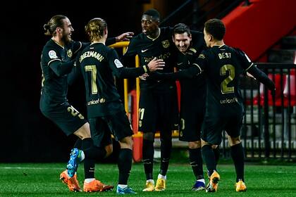 Una muy buena victoria del Barcelona en Granada, con dos goles de Messi y otros dos de Griezmann,