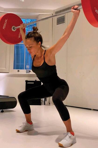 Victoria entrena cinco veces a la semana, aunque esté de vacaciones. Hace ejercicios de fuerza, movimientos funcionales y también trabaja la flexibilidad.