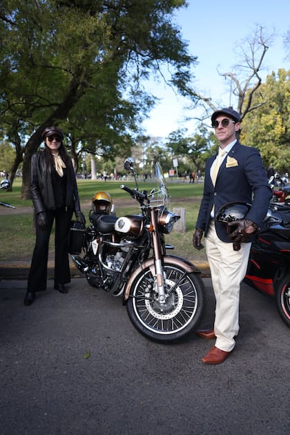 Victoria Gozo y Enrique Traghetti fueron con una Royal Enfield Classic 350