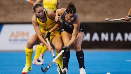 Victoria Granatto defiende la bocha ante una australiana