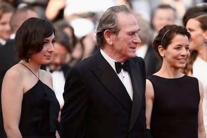 Victoria Jones, Tommy Lee Jones y Dawn Laurel-Jones en la presentación de la película Deuda de honor en el Festival de Cannes, en mayo de 2014