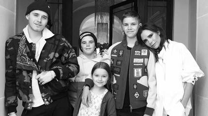 Victoria junto a los cuatro hijos de la pareja