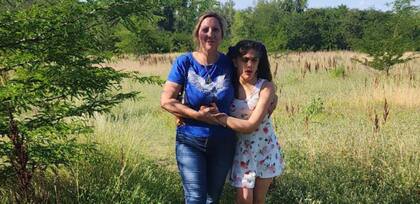 Victoria junto a su mamá en un día de paseo.