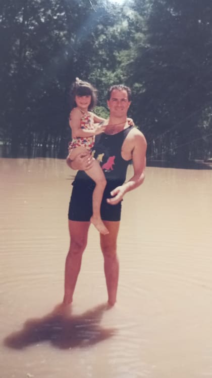 Victoria junto a su padre en el río