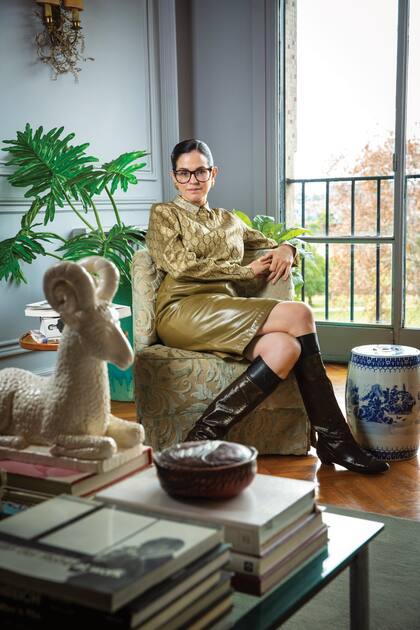 Victoria luce blusa Stella McCartney, pollera YSL y aros de Givenchy. “Ella me ayuda con los desfiles y, además, con la atención al público en la tienda. Tiene un excelente ojo estético”, dice Brown.