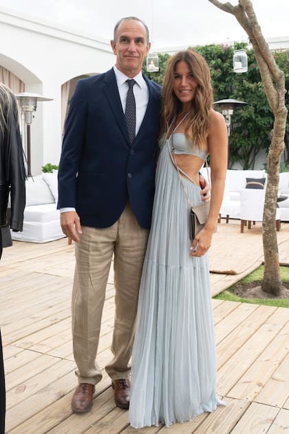 Victoria Miranda –con un vestido de gasa de estilo bohemio– asistió con su marido, Santiago Born