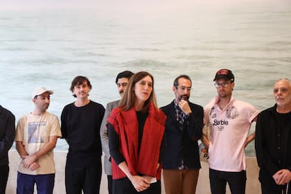 Victoria Noorthoorn con parte de su equipo y el mural realizado por Ariel Cusnir