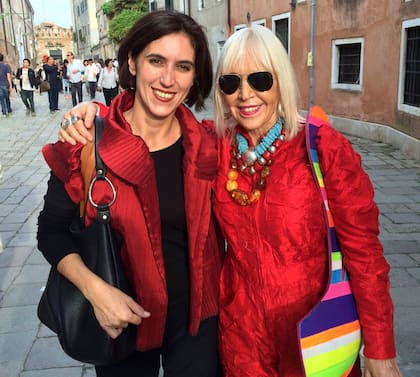 Victoria Noorthoorn, directora del Museo de Arte Moderno (MAMBA) y Marta Minujín, ambas con diseños de Min Agostini.
