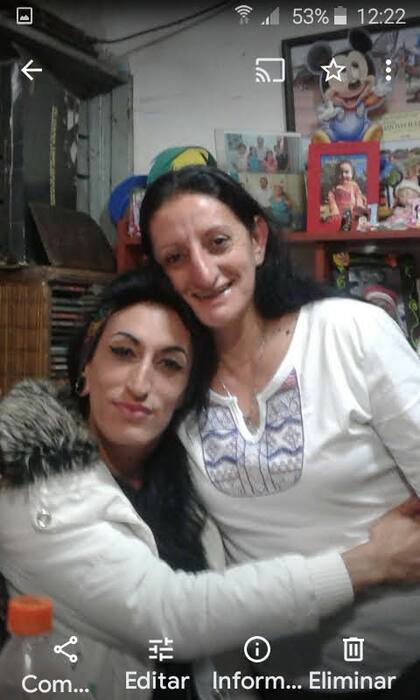 Victoria Núñez, muerta tras haber sido reducida por la policía luego de que sufriera una crisis nerviosa en su casa de Paraná, Entre Ríos. En la foto, con su madre, Marcela Giménez, que responsabiliza a los agentes que intervinieron.