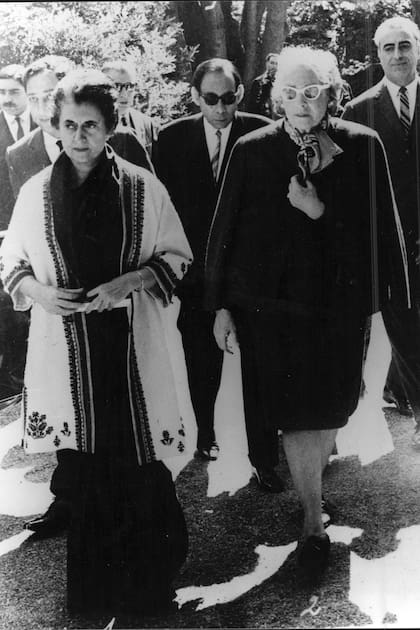 Victoria Ocampo (izq) acompaña a Indira Gandhi en el paseo por los jardines de su residencia.