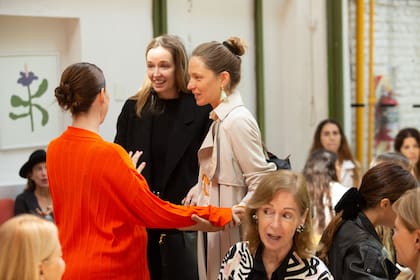 Victoria poniéndose al día con las hermanas Agustina y Damasia Böhtlingk.