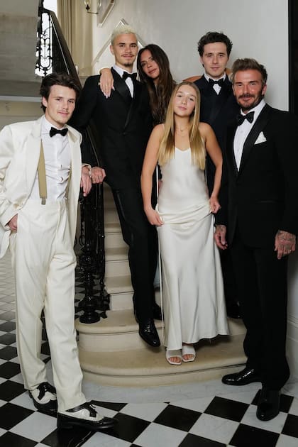 Victoria posa con su familia. Harper Sever eligió un vestido lencero diseñado por su madre. Por su parte, Brooklyn, Romeo y Cruz llevaron looks Dior y David optó por la marca italiana Loro Piana.