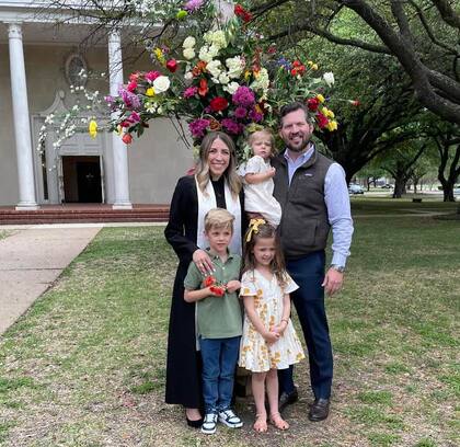 Victoria Robb Powers está casada; tiene dos hijas y un hijo