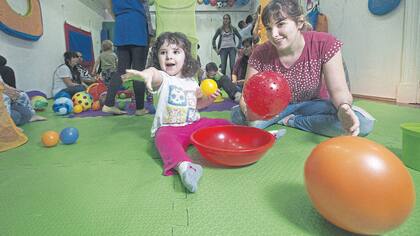 Victoria Rodrigo prefiere llevar a su hija Indiana, de dos años, al espacio de juegos Ludilau