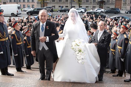 Victoria Romanovna llega a la catedral de San Isaac del brazo de su padre, el diplomático italiano Roberto Bettarini. La novia lució un vestido de Reem Acra, realizado en seda italiana en homenaje a sus raíces. Lo llevó con la tiara Lacis, una pieza de alta joyería realizada para la ocasión por la casa Chaumet, y un sensacional ramo de orquídeas. 