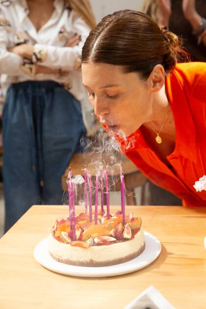 Victoria sopló las velitas de una cheesecake frutal para celebrar sus 36 años.