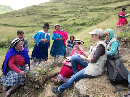 Victoria Sosa, investigadora del INAPL, realizando entrevistas con mujeres de una comunidad de Alausí, Ecuador, en el marco del proyecto Qhapaq Ñan, Sistema Vial Andino.