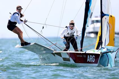 Victoria Travascio y Maria Sol Branz en Tokio, en la embarcación de la Clase 49er FX