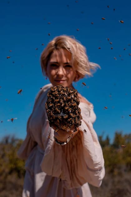 Victoria Vannucci demostró que no tiene miedo a que le piquen las abejas e interactuó con un enjambre en su mano