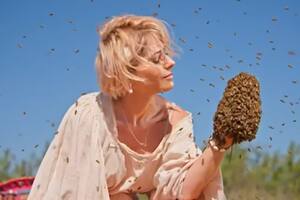 Las fotos de Victoria Vannucci con un enjambre de 10.000 abejas que sorprendieron a sus seguidores