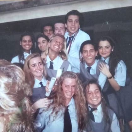 Victoria Villarruel adolescente junto a sus compañeros de promoción en el Instituto Dámaso Centeno, de donde egresó como Perito Mercantil en el año 1992