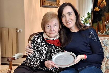 Victoria Villarruel con Isabel Martínez de Perón