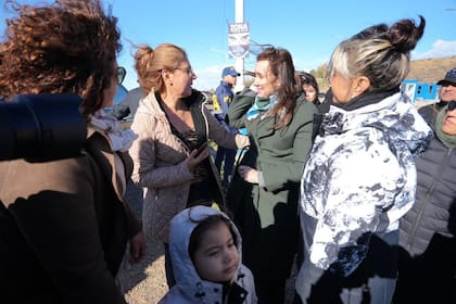 Victoria Villarruel con la senadora Natalia Gadano en Caleta Olivia - Santa Cruz.
