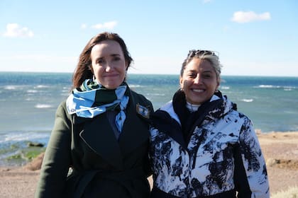 Victoria Villarruel con la senadora Natalia Gadano en Caleta Olivia - Santa Cruz.