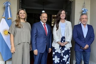 Villarruel se fotografió con un gobernador kirchnerista en su visita a un festival