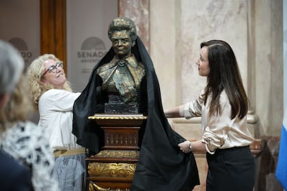 Victoria Villarruel descubre el busto de Isabel Martínez de Perón, en el Senado