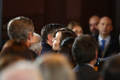 Victoria Villarruel en el acto por el Día internacional de conmemoración y homenaje a las víctimas del terrorismo, en el Senado, se saluda con Francisco Paoltroni