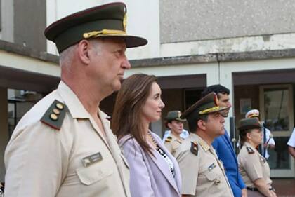 Victoria Villarruel en el Instituto Social Militar Dámaso Centeno cuando fue a entregar la medalla al mejor promedio del colegio en el acto de fin de año