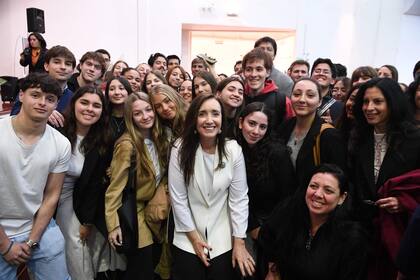 Victoria Villarruel, junto a estudiantes universitarios