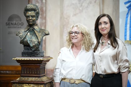 Victoria Villarruel, tras descubrir el busto de Isabel Perón en el Senado, junto a Claudia Rucci