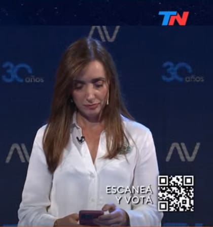 Victoria Villarruel utilizando el celular durante el debate